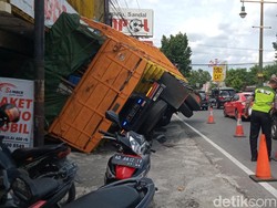 Truk Tronton Miring Timpa Ruko, Jalan Jogja-Solo di Delanggu Macet