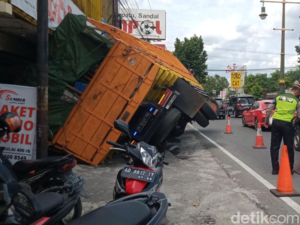 Truk Tronton Miring Timpa Ruko, Jalan Jogja-Solo di Delanggu Macet Truk Tronton Miring Timpa Ruko, Jalan Jogja-Solo di Delanggu Macet