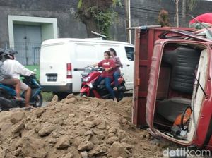 Diduga Salah Injak Gas, Mobil Gasak Truk hingga Terguling di Ceper Klaten