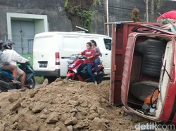Diduga Salah Injak Gas, Mobil Gasak Truk hingga Terguling di Ceper Klaten
