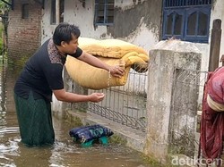 Paniknya Warga Pekalongan Saat Banjir Tetiba Masuk ke Rumah Pagi-pagi
