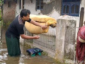 Paniknya Warga Pekalongan Saat Banjir Tetiba Masuk ke Rumah Pagi-pagi Paniknya Warga Pekalongan Saat Banjir Tetiba Masuk ke Rumah Pagi-pagi