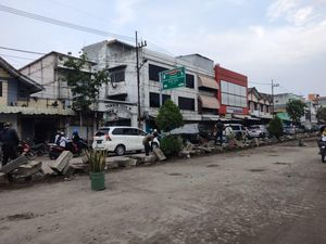Warga Keluhkan Debu Perbaikan Jalan Semarang di Surabaya Warga Keluhkan Debu Perbaikan Jalan Semarang di Surabaya