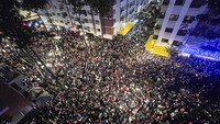 Penggemar sepak bola Maroko berkumpul di pusat kota Rabat, Maroko, Kamis (1/12/2022). (AP Photo/Mosaab Elshamy)