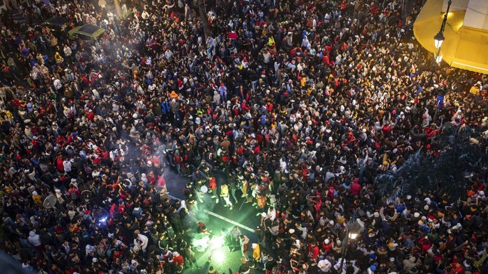 Morocco soccer fans celebrate after their national team beat Canada 2-1 and qualified to the knockout stages at a World Cup soccer match played in Qatar, in Rabat, Morocco, Thursday, Dec. 1, 2022. (AP Photo/Mosa'ab Elshamy)