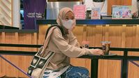 10 Momen Kulineran Nissa Sabyan, Jajan Milk Tea dan Makan Bareng Fans