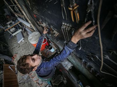 Banting Tulang Pekerja Anak di Suriah