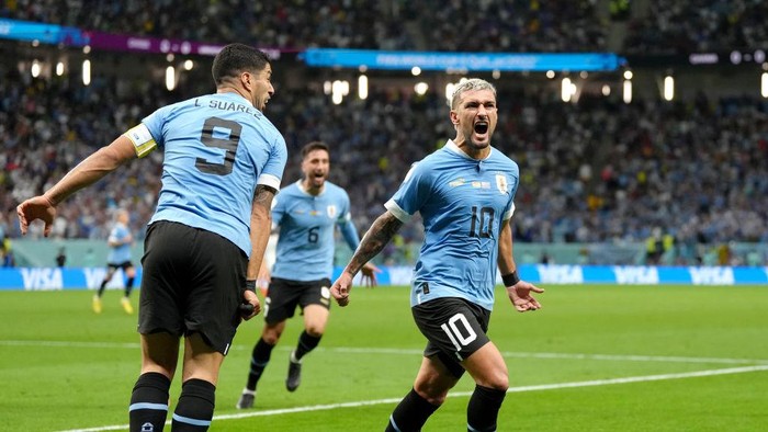 1245302306 Uruguay's Giorgian de Arrascaeta (right) celebrates scoring their side's second goal of the game with teammate Luis Suarez during the FIFA World Cup Group H match at the Al Janoub Stadium in Al-Wakrah, Qatar. Picture date: Friday December 2, 2022. (Photo by Nick Potts/PA Images via Getty Images)