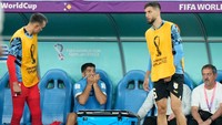 Suarez digantikan oleh Edinson Cavani di babak kedua. Saat di bangku cadangan, ia tampak cemas kala di laga lain Korea Selatan unggul 2-1 atas Portugal (Foto: NurPhoto via Getty Images/NurPhoto)