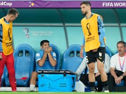 Suarez digantikan oleh Edinson Cavani di babak kedua. Saat di bangku cadangan, ia tampak cemas kala di laga lain Korea Selatan unggul 2-1 atas Portugal (Foto: NurPhoto via Getty Images/NurPhoto)