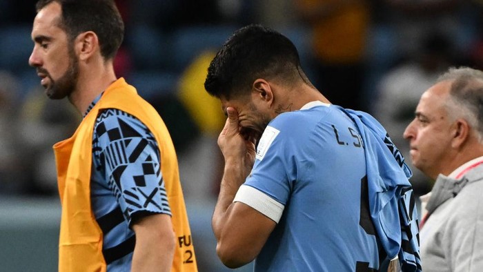 Uruguay's forward #09 Luis Suarez reacts crying at the end of the Qatar 2022 World Cup Group H football match between Ghana and Uruguay at the Al-Janoub Stadium in Al-Wakrah, south of Doha on December 2, 2022. (Photo by Pablo PORCIUNCULA / AFP) (Photo by PABLO PORCIUNCULA/AFP via Getty Images)
