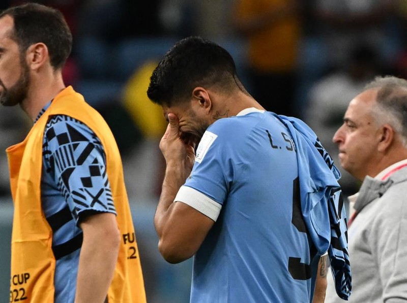 Uruguay's forward #09 Luis Suarez reacts crying at the end of the Qatar 2022 World Cup Group H football match between Ghana and Uruguay at the Al-Janoub Stadium in Al-Wakrah, south of Doha on December 2, 2022. (Photo by Pablo PORCIUNCULA / AFP) (Photo by PABLO PORCIUNCULA/AFP via Getty Images)