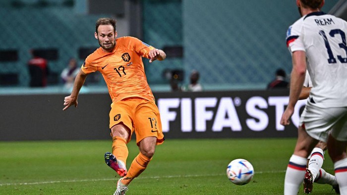 Netherlands defender #17 Daley Blind shoots to score his teams second goal during the Qatar 2022 World Cup round of 16 football match between the Netherlands and USA at Khalifa International Stadium in Doha on December 3, 2022. (Photo by Anne-Christine POUJOULAT / AFP) (Photo by ANNE-CHRISTINE POUJOULAT/AFP via Getty Images)