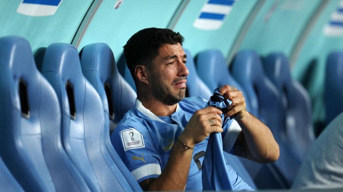 1446297649 AL WAKRAH, QATAR - DECEMBER 02: Luis Suarez of Uruguay shows dejection after the team fails to qualify for the knockout stage despite their 2-0 victory in the FIFA World Cup Qatar 2022 Group H match between Ghana and Uruguay at Al Janoub Stadium on December 02, 2022 in Al Wakrah, Qatar. (Photo by Maja Hitij - FIFA/FIFA via Getty Images)