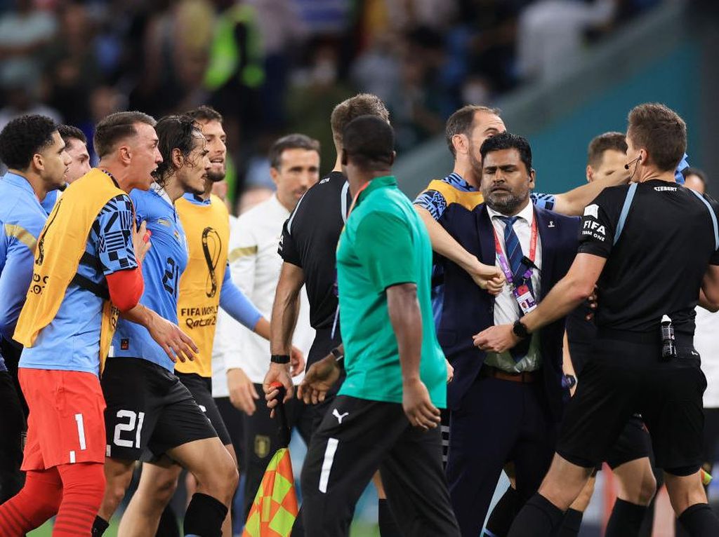 Pemain Uruguay Kejar Wasit & Rusak VAR usai Out dari Piala Dunia