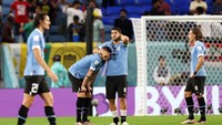 Meski sedih, Suarez masih sempat menenangkan rekannya Federico Valverde (Foto: Getty Images/Elsa)