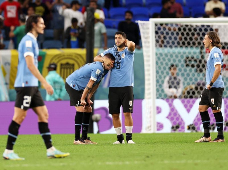 AL WAKRAH, QATAR - DECEMBER 02: Luis Suarez of Uruguay looks dejected after their sides' elimination from the tournament during the FIFA World Cup Qatar 2022 Group H match between Ghana and Uruguay at Al Janoub Stadium on December 02, 2022 in Al Wakrah, Qatar. (Photo by Elsa/Getty Images)