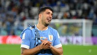 Luis Suarez tampak tak kuasa menahan air mata usai laga tuntas (Foto: FIFA via Getty Images/David Ramos - FIFA)