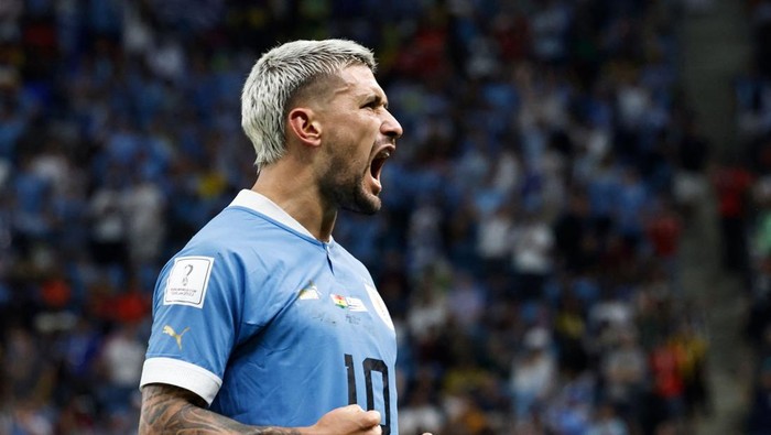 AL WAKRAH, QATAR - DECEMBER 02: Luis Suarez (L) of Uruguay reacts after his team's elimination during the FIFA World Cup Qatar 2022 Group H match between Ghana and Uruguay at Al Janoub Stadium on December 02, 2022 in Al Wakrah, Qatar. (Photo by Stu Forster/Getty Images)