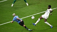 De Arrascaeta kembali membobol gawang Ghana pada menit ke-32 melalui sepakan voli kencang. Uruguay unggul 2-0 di babak pertama.