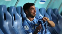 Pada akhirnya, Uruguay gagal mencetak gol ketiga dan harus tersingkir dari Piala Dunia 2022 meski menang 2-0. Di bench, Luis Suarez menangis. Namun di lapangan, para pemain marah kepada wasit. Foto: Stu Forster/Getty Images