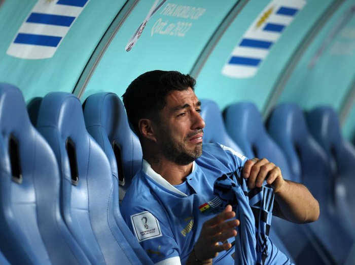 AL WAKRAH, QATAR - DECEMBER 02: Luis Suarez (L) of Uruguay reacts after his team's elimination during the FIFA World Cup Qatar 2022 Group H match between Ghana and Uruguay at Al Janoub Stadium on December 02, 2022 in Al Wakrah, Qatar. (Photo by Stu Forster/Getty Images)
