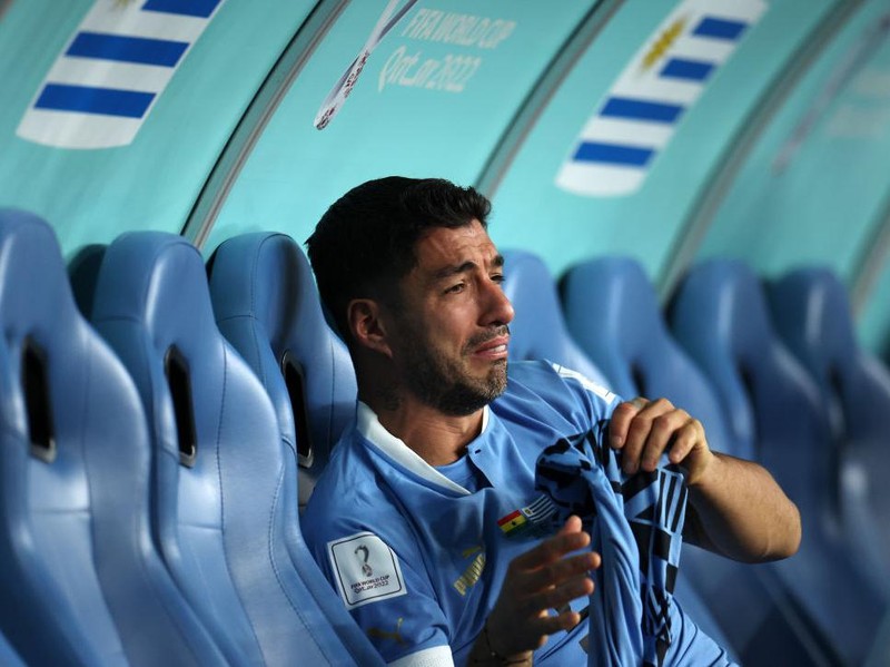 AL WAKRAH, QATAR - DECEMBER 02: Luis Suarez (L) of Uruguay reacts after his team's elimination during the FIFA World Cup Qatar 2022 Group H match between Ghana and Uruguay at Al Janoub Stadium on December 02, 2022 in Al Wakrah, Qatar. (Photo by Stu Forster/Getty Images)