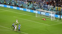 Ghana vs Uruguay tersaji di matchday terakhir Grup H Piala Dunia 2022 di Al Janoub Stadium, Jumat (2/12/2022) malam WIB. The Black Stars punya kesempatan untuk membuka keunggulan usai mendapat hadiah penalti di menit ke-21. Namun, eksekusi Andre Ayew bisa ditepis oleh Sergio Rochet.
