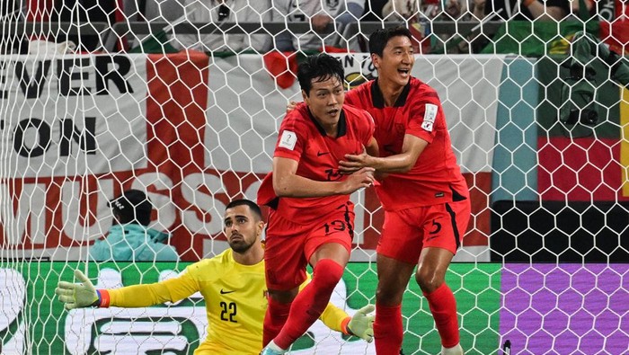 1446300756 AL RAYYAN, QATAR - DECEMBER 02: Moonhwan Kim, Jaesung Lee, Inbeom Hwang, Guesung Cho and Uijo Hwang of Korea Republic celebrate after the team's qualification to the knockout stages during the FIFA World Cup Qatar 2022 Group H match between Korea Republic and Portugal at Education City Stadium on December 02, 2022 in Al Rayyan, Qatar. (Photo by Shaun Botterill - FIFA/FIFA via Getty Images)