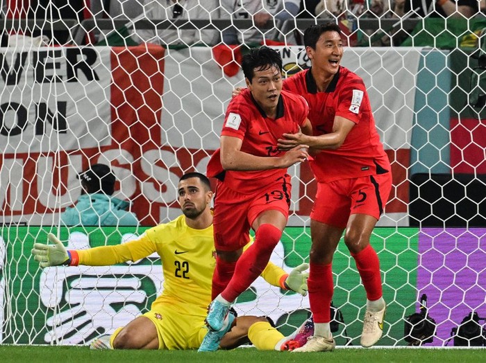 AL RAYYAN, QATAR - DECEMBER 02: Moonhwan Kim, Jaesung Lee, Inbeom Hwang, Guesung Cho and Uijo Hwang of Korea Republic celebrate after the team's qualification to the knockout stages during the FIFA World Cup Qatar 2022 Group H match between Korea Republic and Portugal at Education City Stadium on December 02, 2022 in Al Rayyan, Qatar. (Photo by Shaun Botterill - FIFA/FIFA via Getty Images)