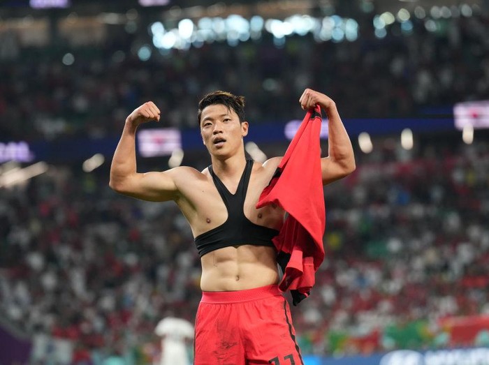 AL RAYYAN, QATAR - DECEMBER 02: Moonhwan Kim, Jaesung Lee, Inbeom Hwang, Guesung Cho and Uijo Hwang of Korea Republic celebrate after the team's qualification to the knockout stages during the FIFA World Cup Qatar 2022 Group H match between Korea Republic and Portugal at Education City Stadium on December 02, 2022 in Al Rayyan, Qatar. (Photo by Shaun Botterill - FIFA/FIFA via Getty Images)