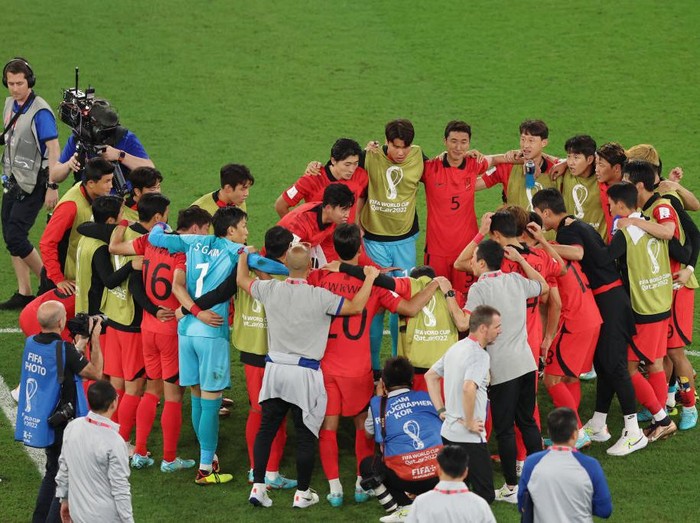 AL RAYYAN, QATAR - DECEMBER 02: Moonhwan Kim, Jaesung Lee, Inbeom Hwang, Guesung Cho and Uijo Hwang of Korea Republic celebrate after the team's qualification to the knockout stages during the FIFA World Cup Qatar 2022 Group H match between Korea Republic and Portugal at Education City Stadium on December 02, 2022 in Al Rayyan, Qatar. (Photo by Shaun Botterill - FIFA/FIFA via Getty Images)