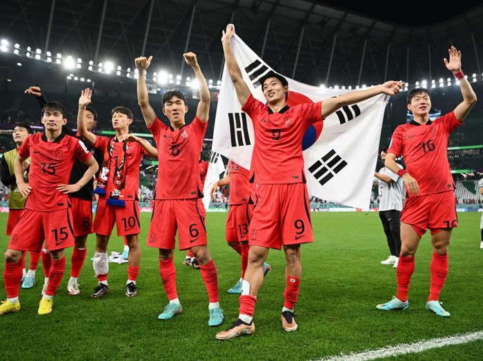AL RAYYAN, QATAR - DECEMBER 02: Moonhwan Kim, Jaesung Lee, Inbeom Hwang, Guesung Cho and Uijo Hwang of Korea Republic celebrate after the team's qualification to the knockout stages during the FIFA World Cup Qatar 2022 Group H match between Korea Republic and Portugal at Education City Stadium on December 02, 2022 in Al Rayyan, Qatar. (Photo by Shaun Botterill - FIFA/FIFA via Getty Images)