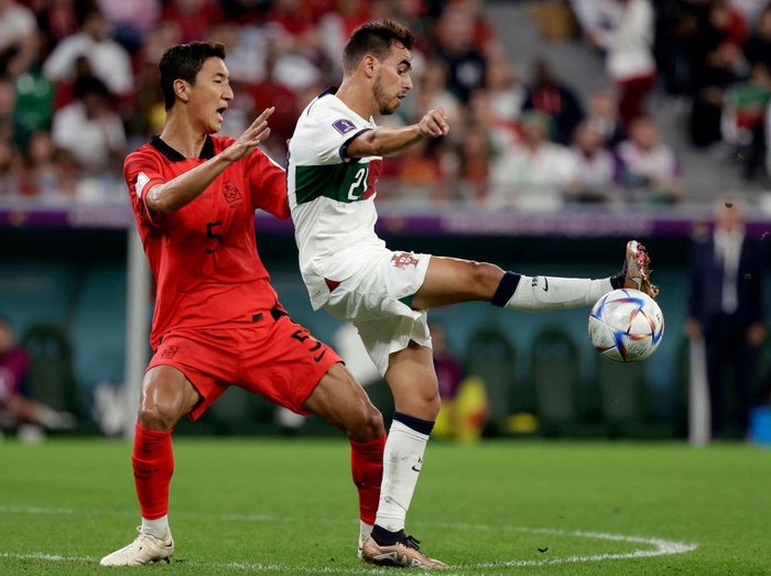 AL RAYYAN, QATAR - DECEMBER 02: Moonhwan Kim, Jaesung Lee, Inbeom Hwang, Guesung Cho and Uijo Hwang of Korea Republic celebrate after the team's qualification to the knockout stages during the FIFA World Cup Qatar 2022 Group H match between Korea Republic and Portugal at Education City Stadium on December 02, 2022 in Al Rayyan, Qatar. (Photo by Shaun Botterill - FIFA/FIFA via Getty Images)