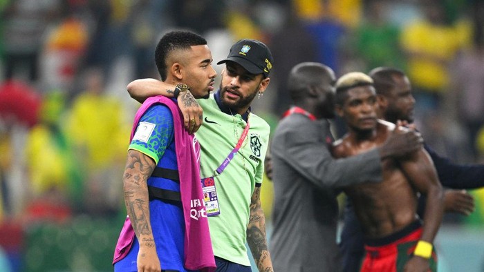 LUSAIL CITY, QATAR - DECEMBER 02: Gabriel Jesus (L) and Neymar of Brazil speak after the 0-1 loss during the FIFA World Cup Qatar 2022 Group G match between Cameroon and Brazil at Lusail Stadium on December 02, 2022 in Lusail City, Qatar. (Photo by Matthias Hangst/Getty Images)