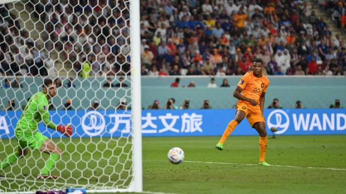 DOHA, QATAR - DECEMBER 03: Denzel Dumfries of Netherlands scores the teams third goal during the FIFA World Cup Qatar 2022 Round of 16 match between Netherlands and USA at Khalifa International Stadium on December 03, 2022 in Doha, Qatar. (Photo by Dan Mullan/Getty Images)