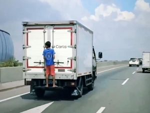 Viral, Bocil Gelantungan di Belakang Mobil di Jalan Tol Priok