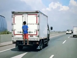 Viral, Bocil Gelantungan di Belakang Mobil di Jalan Tol Priok