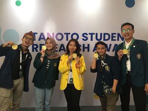 Alat Belajar untuk Siswa Tuli Antar Mahasiswa 5 PTN Raih Emas di Tanoto Award Alat Belajar untuk Siswa Tuli Antar Mahasiswa 5 PTN Raih Emas di Tanoto Award