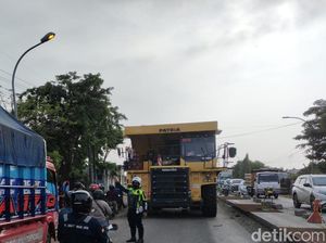 Truk Muat Batu Bara Mogok di Ambeng-Ambeng Gresik, Lalin Macet 4,5 KM Truk Muat Batu Bara Mogok di Ambeng-Ambeng Gresik, Lalin Macet 4,5 KM