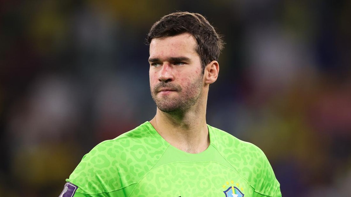 Alisson Becker absen di laga Kamerun vs Brasil. (Foto: Getty Images/Alex Livesey - Danehouse)