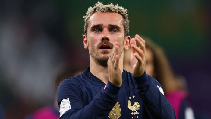 AL RAYYAN, QATAR - NOVEMBER 30: Antoine Griezmann of France applauds during the FIFA World Cup Qatar 2022 Group D match between Tunisia and France at Education City Stadium on November 30, 2022 in Al Rayyan, Qatar. (Photo by Marc Atkins/Getty Images)