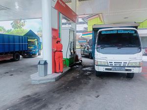 Solar Langka-Jatah Dibatasi, Antrean Truk Mengular di SPBU Abiansemal Solar Langka-Jatah Dibatasi, Antrean Truk Mengular di SPBU Abiansemal