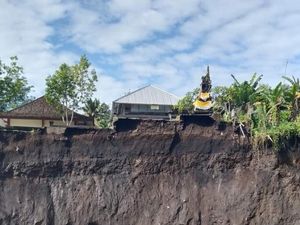 Senderan Padmasana SMPN 3 Bebandem Jebol Lagi-Terancam Runtuh Senderan Padmasana SMPN 3 Bebandem Jebol Lagi-Terancam Runtuh