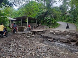 Diguyur Hujan Deras, Akses Jalan Desa Ababi-Budakeling Jebol