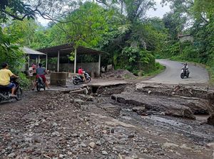 Diguyur Hujan Deras, Akses Jalan Desa Ababi-Budakeling Jebol Diguyur Hujan Deras, Akses Jalan Desa Ababi-Budakeling Jebol