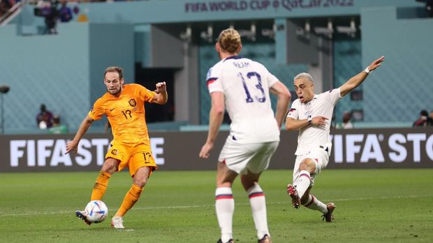 DOHA, QATAR - DECEMBER 03: Daley Blind of Netherlands scores the team's second goal during the FIFA World Cup Qatar 2022 Round of 16 match between Netherlands and USA at Khalifa International Stadium on December 03, 2022 in Doha, Qatar. (Photo by Julian Finney/Getty Images)