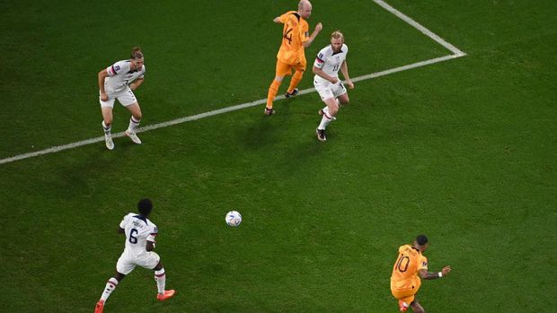 DOHA, QATAR - DECEMBER 03: Memphis Depay of Netherlands scores the team's first goal during the FIFA World Cup Qatar 2022 Round of 16 match between Netherlands and USA at Khalifa International Stadium on December 03, 2022 in Doha, Qatar. (Photo by Michael Regan - FIFA/FIFA via Getty Images)