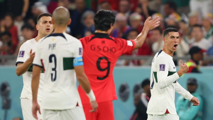 AL RAYYAN, QATAR - DECEMBER 02:  Cristiano Ronaldo of Portugal reacts toward Cho Gue-sung of Korea Republic as he is substituted during the FIFA World Cup Qatar 2022 Group H match between Korea Republic and Portugal at Education City Stadium on December 2, 2022 in Al Rayyan, Qatar. (Photo by Marc Atkins/Getty Images)