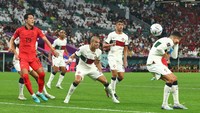 Bola tersebut kemudian mengenai punggungnya dan sial buatnya, mengarah ke Kim Young-gwon di tiang jauh. (Foto: Getty Images/Chris Brunskill/Fantasista)